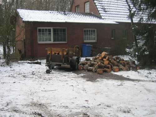 Holzhaufen vorm Haus